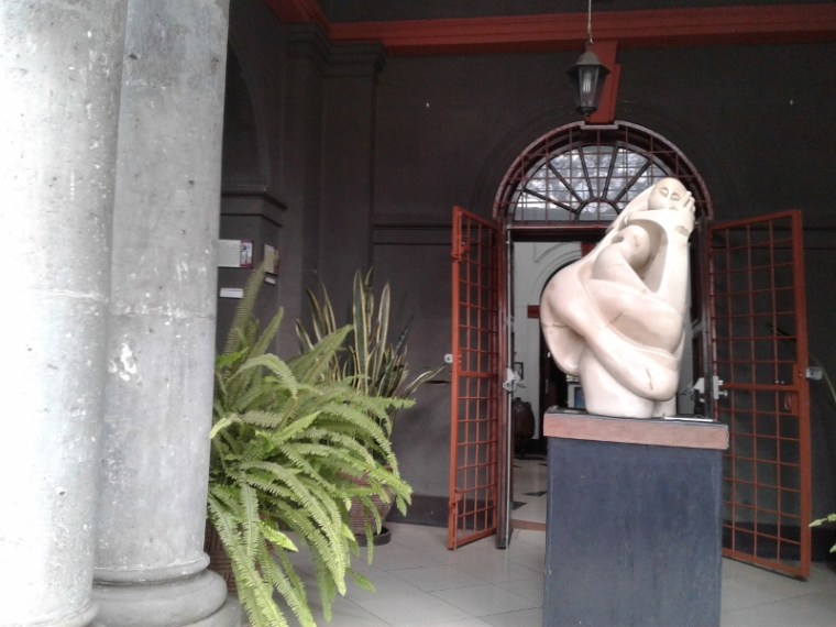 Stone soap sculture by Elkana Ongesa at Nairobi Gallery - copyright Rupi Mangat (800x600)