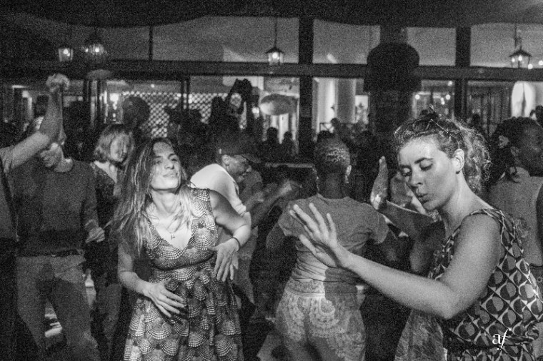 Nairobians dancing to the music of the Pan-African Pentatonic Project Ethiopian muscians - courtesy Alliance Française (800x533)