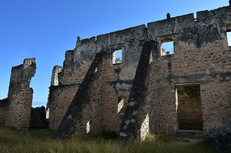 800px-Makutani Palace ruins, Kilwa Kisiwani, built by the Omanis in the 18th century