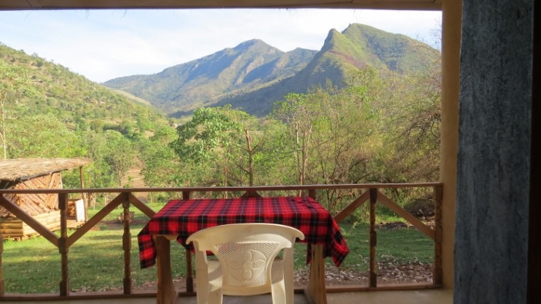 Mtelo View Eco Lodge. Accommodation in Mtelo Banda facing peak of Mt Mtelo. Copyright Rupi Mangat (800x450)
