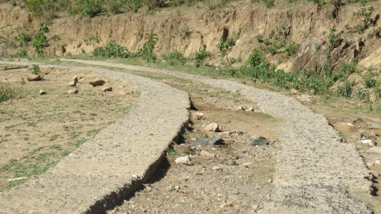 The road up the hiill to Mt Mtelo. Copyright Rupi Mangat (800x450)