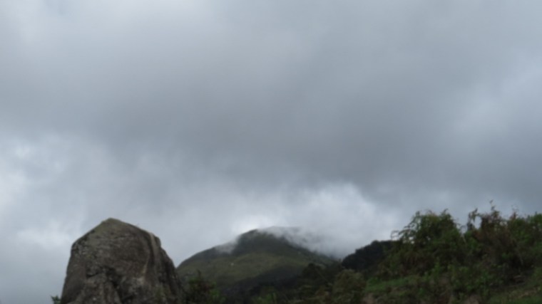 Clouds racing to cover peak of Mt Mtelo. Copyright Rupi Mangat (800x450)