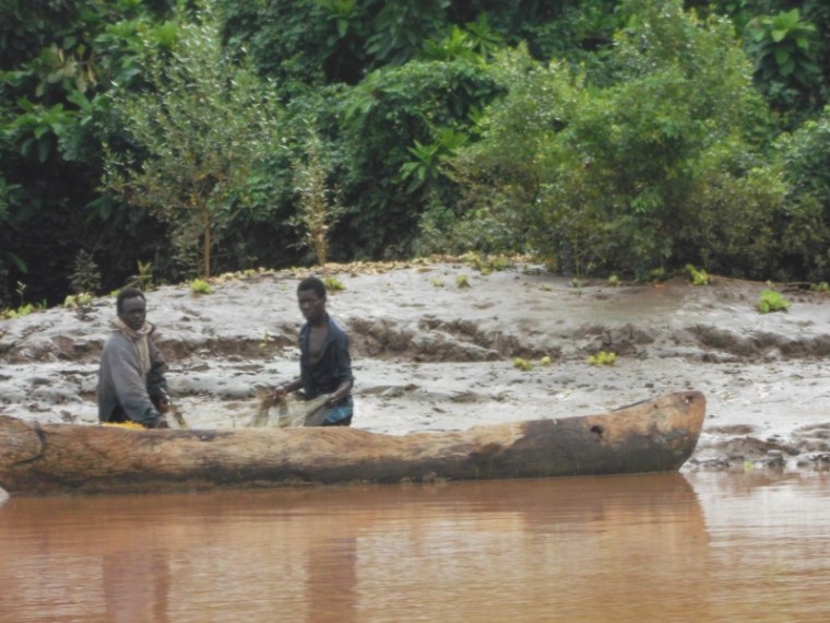 Pokomo fishermen at Ozi near Kipini prawn fishing with net - rupi mangat one time use only 8th Feb 2014 (800x600)