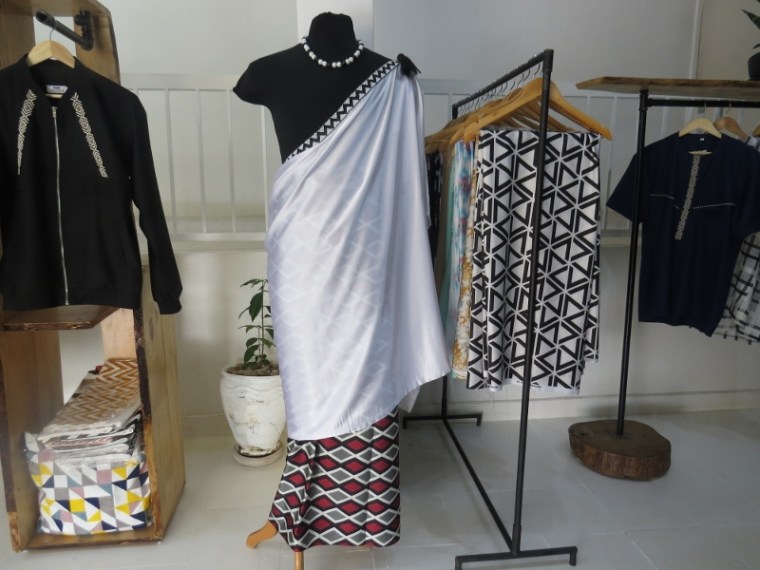 Moshions. Haute Couture in Kigali MUSHANANA Traditional Rwandan dress - . Copyright Rupi Mangat. One time use only (800x600)