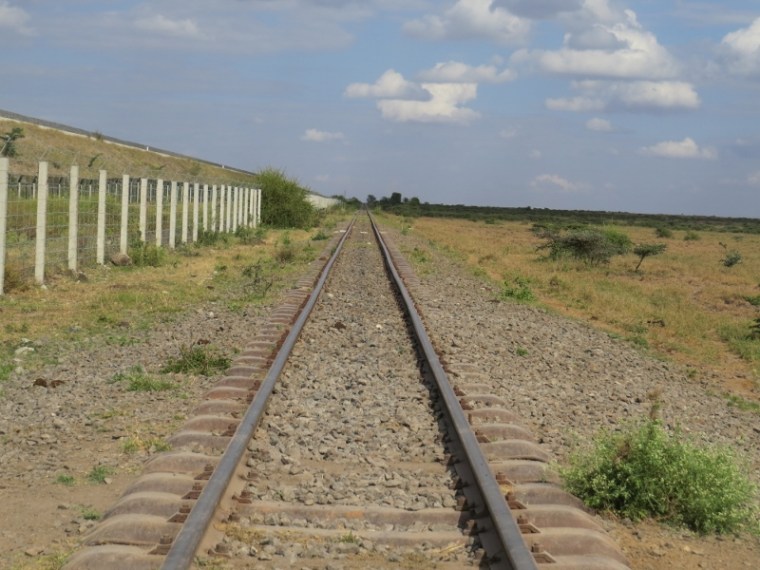 The old and the new at Lisa Ranch. The SGR and the century-plus railway line. Copyright Rupi Mangat (800x600)