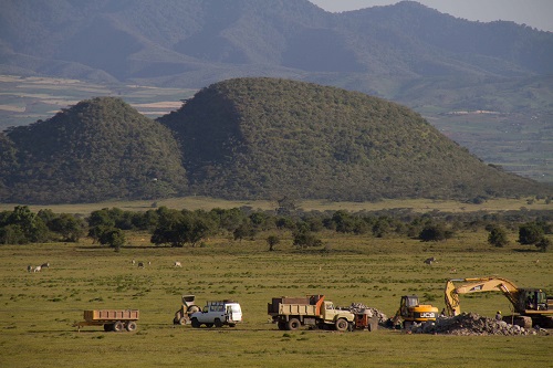 Construction of Pylon infrot of the iconic Jolai Hill in Soysambu Conservancy in October 2019. Copyright Simon Thomsett (500x333)