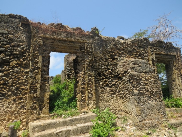Entrance tof the mosque near Fumo Liyogos grave near Kipini on tip of tana delta - rupi mangat - 26 Oct 2019 one time use only (800x600)