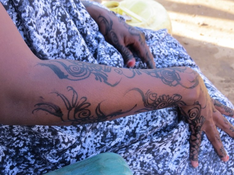 Hands and arms decorated with intricate patterns drawn in black henna called gurach in the Orma language. At Bandi vilage near Garsen. Copyright Rupi Mangat (800x600)
