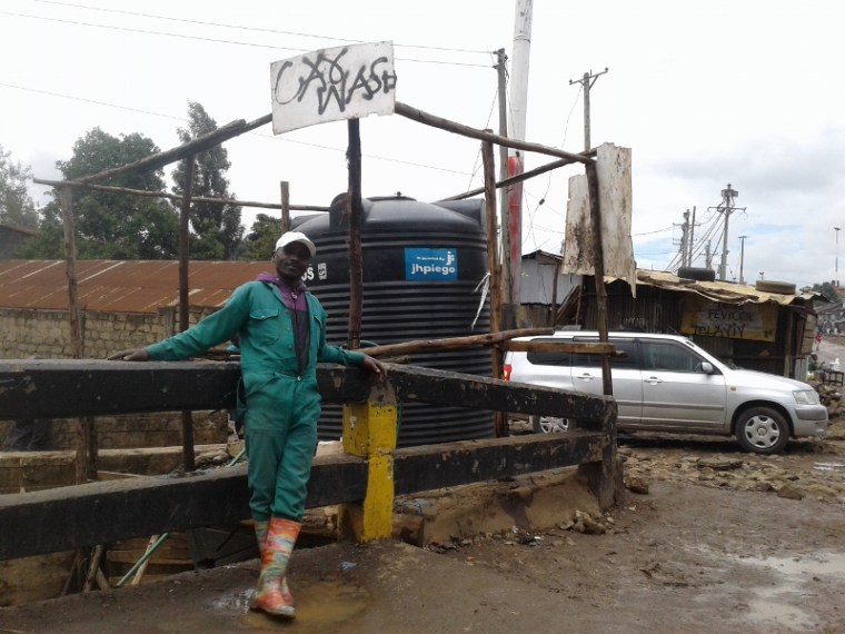 Daniel Ndungu by his car wash in Korogocho slum, Nairobi. Copyright Rupi Mangat (800x600)