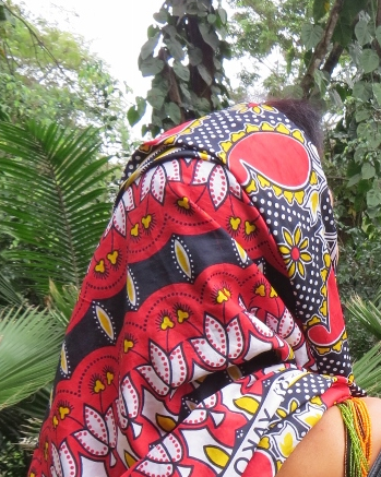 Khanga as a scarf. Copyright Rupi Mangat (800x800)