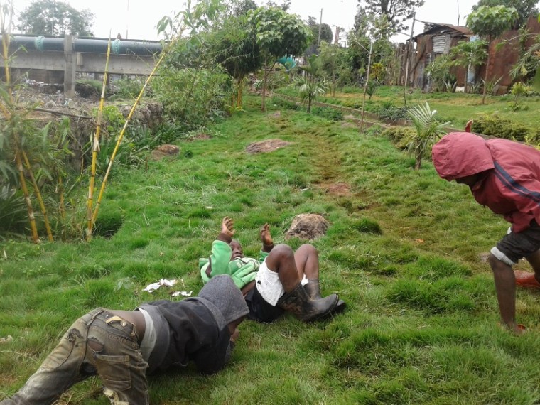 Slum kids playig in Korogocho Peoles Park in Korogocho slum, Nairobi. Copyright Rupi Mangat (800x600)