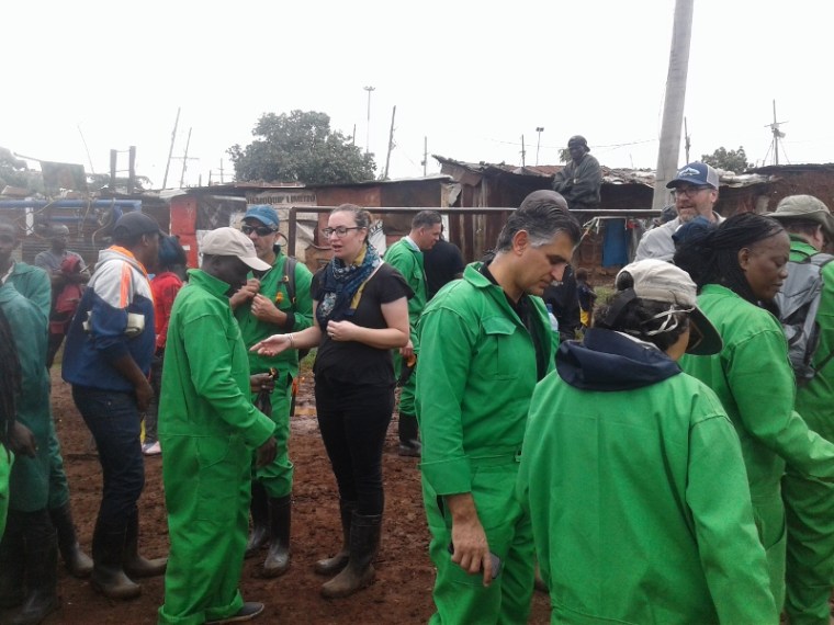 Waterkeeper Aliance members from around the world in Korogocho slum to clean airobi River, Nairobi. Copyright Rupi Mangat (800x600)