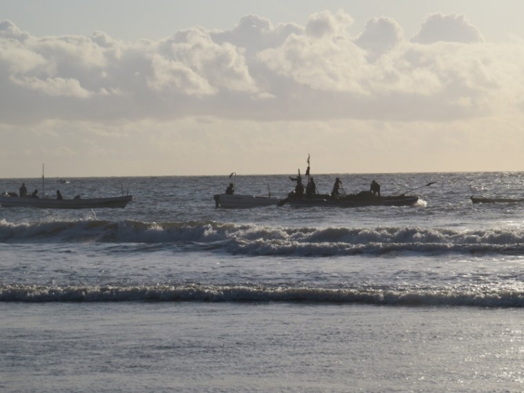 Fishers arivingearly morning by the beach at Ungwana Bay near Malindi Copyright Rupi Mangat (800x600)
