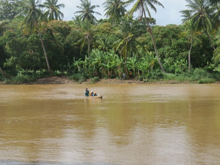 Pokomo fisher on Tana Delta Copyright Rupi Mangat. One time use only (800x600)