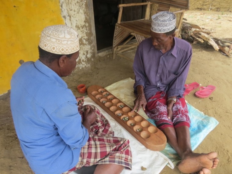 Pokomo men busy at bao in Ozi, Tana Delta Copright Rupi Mangat. One time use only (800x600)