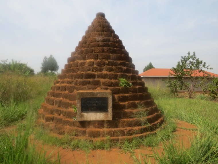 Bakers and King Kabalega monument near Masindi 1872 in Uganda Copyright Rupi Mangat (800x600)